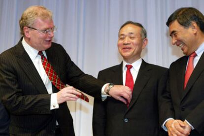 Howard Stringer, a la izquierda, bromea con dos altos directivos de Sony durante su toma de posesión.