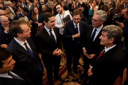 José Luis Escrivá charla con Carlos Torres, José Sevilla y José Ignacio Goirigolzarri, presidente de Caixabank. 