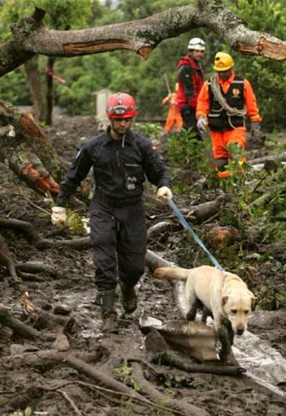 Bomberos españoles peinan la zona de Panabaj en busca de supervivientes.