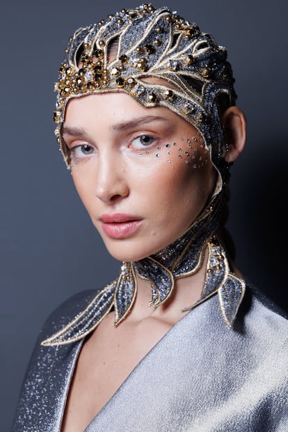 Inspiración marina en el 'backstage' del desfile de Sara Chraibi otoño-invierno 2025/26.