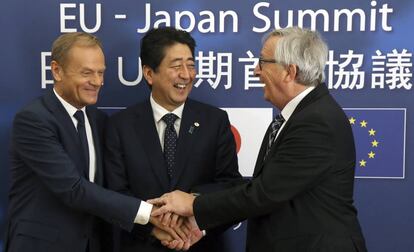 O presidente do Conselho Europeu, Donald Tusk, com o primeiro-ministro japonês, Shinzo Abe, e o chefe da Comissão, Jean-Claude Juncker.