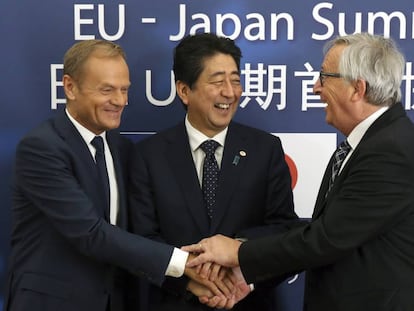 O presidente do Conselho Europeu, Donald Tusk, com o primeiro-ministro japonês, Shinzo Abe, e o chefe da Comissão, Jean-Claude Juncker.