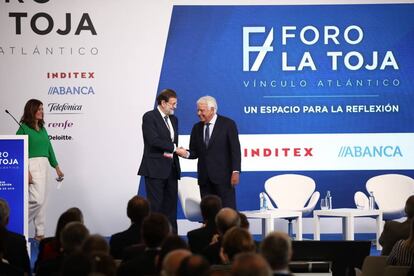 Los expresidentes de Gobierno Mariano Rajoy y Felipe González, durante la segunda jornada del Foro La Toja en O Grove (Galicia), este viernes.