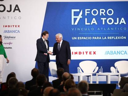 Los expresidentes de Gobierno Mariano Rajoy y Felipe González, durante la segunda jornada del Foro La Toja en O Grove (Galicia), este viernes.