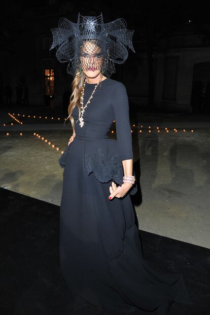 Anna Dello Russo, gran amiga de Carine, no quiso faltar a esta fiesta. Llegó con un vesdtido de inspiración victoriana y un tocado 100% Dello Russo. 