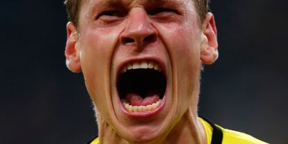 Lukasz Piszczek, jugador del Borussia Dortmund celebra su gol contra el Hoffenheim durante el partido de f&uacute;tbol de la liga alemana que han disputado hoy.