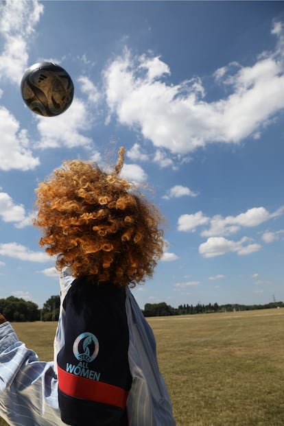 Imagen de uno de los looks de la cápsula 'Más pintas que cheques de nómina', de Hattie Crowther, realizada con ocasión de la Eurocopa Femenina para poner de relieve la desigualdad salarial y las políticas excluyentes en el fútbol femenino.