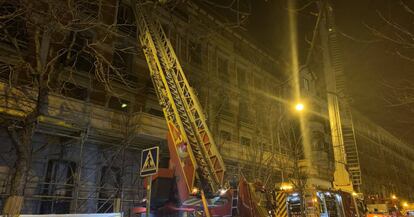 labores de extinción del incendio en el edificio, situado en la calle General Castaños, número 3.