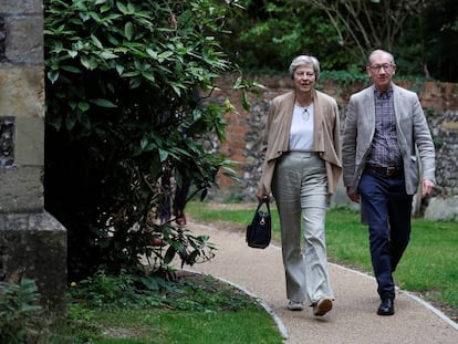 La primera minsitra británica, Theresa May, y su marido acuden este domingo a misa en Sonning (Reino Unido)