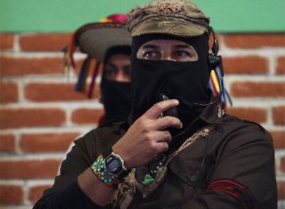 El líder zapatista fuma de su pipa durante un acto en San Cristóbal de las Casas con motivo del aniversario del alzamiento.