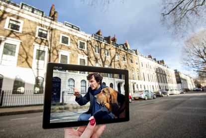 En la foto vemos al actor Benedict Cumberbatch en un episodio de 'Sherlock'. La localización es la Trinity Church Square, en Londres, de principios del siglo XIX. No sería raro que la elección se debiera a que el sitio aún conserva farolas de la época. En el centro de la plaza está la estatua del rey Alfredo el Grande, que defendió Inglaterra de los vikingos daneses a finales del siglo VIII.