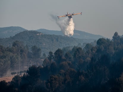 Un avión lanza llamas para apagar un incendio en la comarca catalana de Bages.