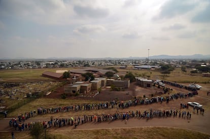 Los ciudadanos de Marikana han esperado más de cuatro horas para poder ejercer su derecho al voto.