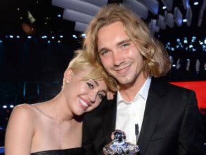 Miley Cyrus y Jesse Helt, en la entrega de premios de la MTV el pasado domingo.