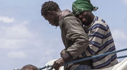 Un grupo de inmigrantes desembarca en la isla de Lampedusa, tras ser rescatados por la Guardia costera, el pasado 31 de mayo.