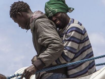 Un grup d'immigrants desembarca a l'illa de Lampedusa, després de ser rescatats per la Guàrdia costanera, el 31 de maig passat.