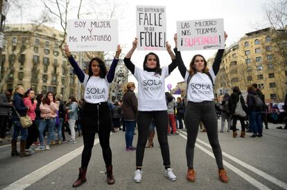 Tres jóvenes muestran carteles durante la manifestación en Barcelona.