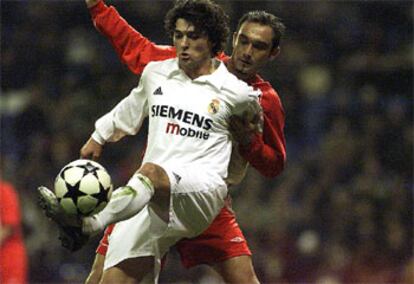 Tote hace un control de balón durante un partido de la Liga de Campeones.