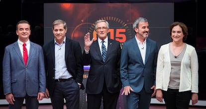 Desde la izquierda, Alfred Bosch (ERC); Alberto Fernández (PP); Xavier Trias (CiU), Jaume Collboni (PSC) y Ada Colau (BComú), en el debate de TV-3 de los candidatos a la alcaldía de Barcelona en las elecciones municipales del 24-M, el 21 de mayo de 2015.