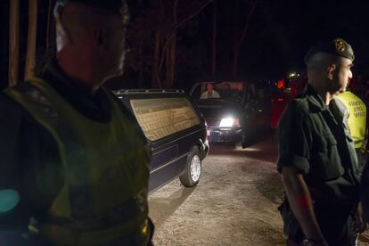 Operarios de la funeraria en el lugar del accidente