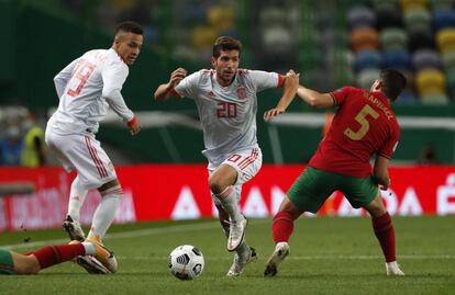 El lateral derecho de la Selección española, Sergi Roberto, durante un lance del juego en el que acaba conduciendo el balón en una jugada de ataque.