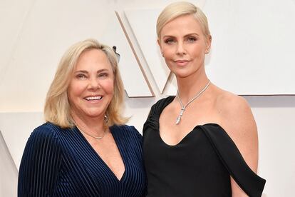 Charlize Theron y su madre Gerda, en la alfombra roja de los Premios Oscar este pasado febrero.