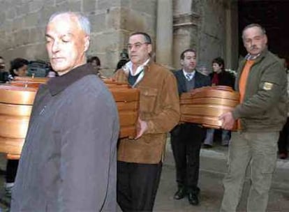 Vecinos de la localidad de Torrecilla de Alcañiz (Teruel) portan a la salida del funeral los féretros de los bebés fallecidos.