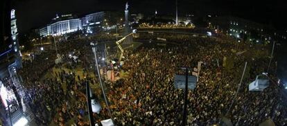 Miles de personas se concentran en la plaza de Colón, donde finalizó la manifestación convocada por los sindicatos con motivo de la huelga general.