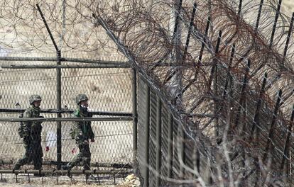 Soldados surcoreanos hacen guardia a lo largo de la barrera cableada en el pabellón Imjingak cerca a la zona desmilitarizada entre las dos coreas en Pajú, provincia de Gyeonggi, Crea del Sur.