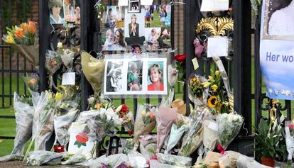 Las flores y las fotos en recuerdo a Diana se acumulan ya en Kensington.