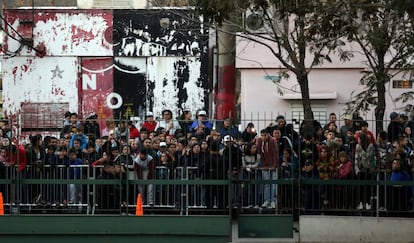 La gente espera fuera del hotel donde se celebra la boda del futbolista argentino.