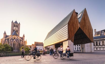 El pabellón municipal y la catedral de San Nicolás de Gante (Bélgica).