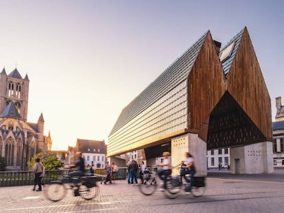 El pabellón municipal y la catedral de San Nicolás de Gante (Bélgica).