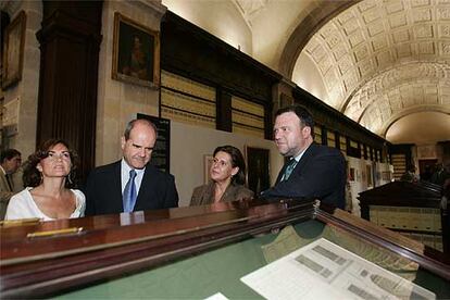 La ministra de Cultura, Carmen Calvo; el presidente de la Junta de Andalucía, Manuel Chaves; la consejera andaluza de Cultura, Rosa Torres, y el alcalde de Sevilla, Alfredo Sánchez Monteseirín (de izquierda a derecha), ayer en la Casa Lonja de Mercaderes.