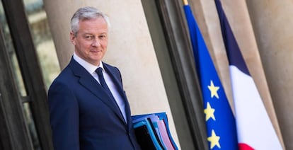 El ministro de Finanzas francés, Bruno Le Maire, abandona el Palacio del Elíseo tras la reunión semanal del Gabinete de Gobierno. 
 