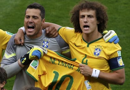 Los jugadores de la selecci&oacute;n brasile&ntilde;a posan con la camiseta de Neymar al inicio del encuentro.