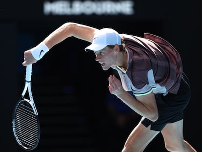 Sinner sirve durante el partido contra Djokovic en la Rod Laver Arena de Melbourne.