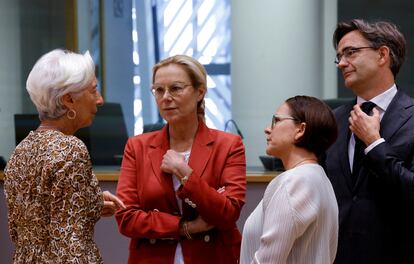 La presidenta del BCE, Christine Lagarde conversa con la ministra de Finanzas holandesa, Sigrid Kaag (de rojo).