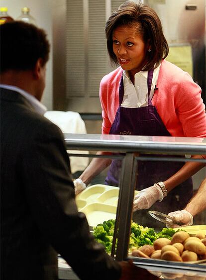 Michelle Obama acudió por sopresa a un comedor social de Washington el pasado viernes y sirvió comida durante quince minutos a las personas que acudían al centro a comer. La mujer de Barack Obama repartió un risotto de champiñones a 50 hombres y mujeres dentro de una campaña a favor de apoyo a las organizaciones que prestan ayuda a las personas necesitadas y afectadas por la crisis económica