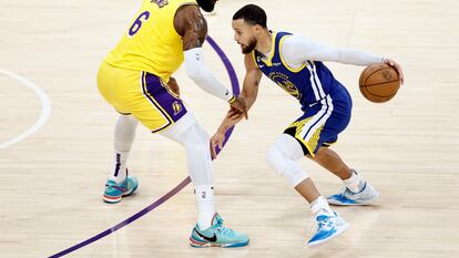 Stephen Curry dribla frente a LeBron James en cuarto partido de las semifinales entre Lakers y Golden State.