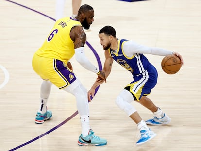 Stephen Curry dribla frente a LeBron James en cuarto partido de las semifinales entre Lakers y Golden State.