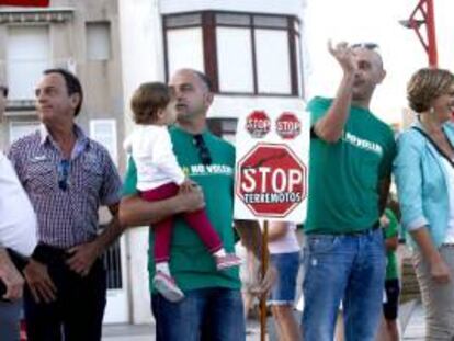 Varias de las personas que participaron en una simbólica "muralla humana" en el paseo marítimo de Vinaròs, para pedir el cierre definitivo del Proyecto Castor, cuya plataforma marina está situada a unos veinte kilómetros frente a la costa de la localidad castellonense. EFE/Archivo