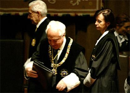 El anterior presidente del Constitucional, Manuel Jíménez de Parga, junto a su sustituta, María Emilia Casas.