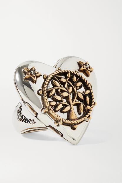 Un corazón con dos estrellas de cristal y el árbol de la vida que simboliza el crecimiento personal y la fuerza componen este diseño de Alexander McQueen en plata y dorado. Perfecto para las seguidoras del estilo barroco. Encuéntralo aquí por 420 euros.