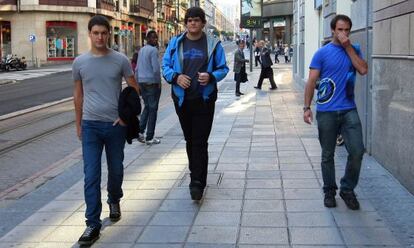 Los tres jóvenes acusados de provocar incidentes en Bilbao durante la huelga general del 29 de marzo de 2012 se dirigen al Palacio de Justicia de Bilbao.