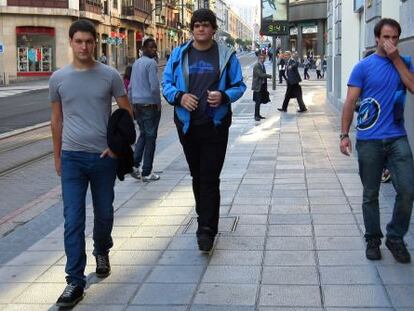 Los tres jóvenes acusados de provocar incidentes en Bilbao durante la huelga general del 29 de marzo de 2012 se dirigen al Palacio de Justicia de Bilbao.