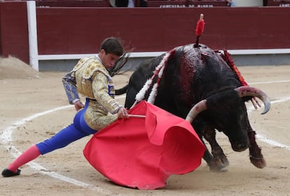 Rubén Pinar, en un muletazo por bajo en el inicio de faena a su primero.