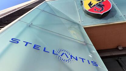 Logos de Stellantis y Abarth.