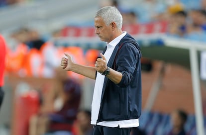 Mourinho, el pasado jueves durante el Trabzonspor-Roma de la Conference League.