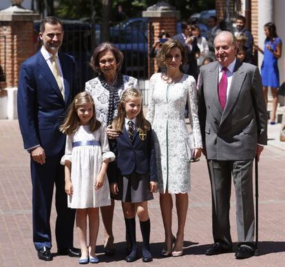 Los reyes de España, Felipe y Letizia, acompañados por sus hijas, Leonor y Sofía, y de don Juan Carlos y doña Sofía.